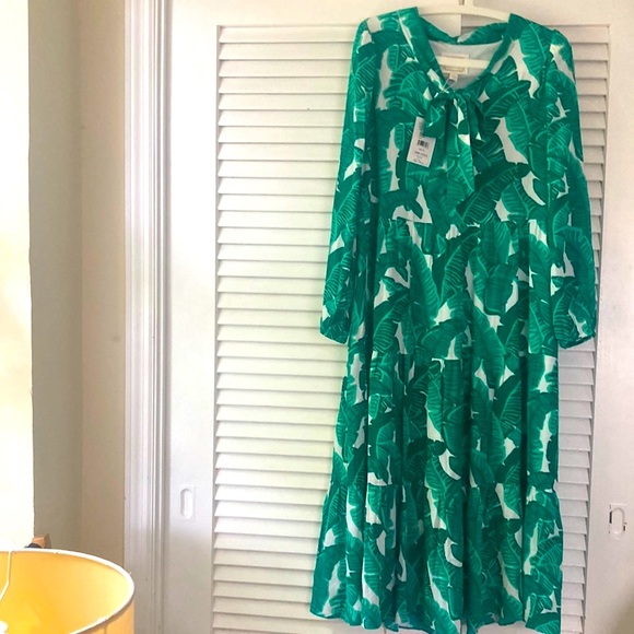 STS Blue Dresses & Skirts - Fall floral print stands out in this chic and easy midi dress silhouette NWT